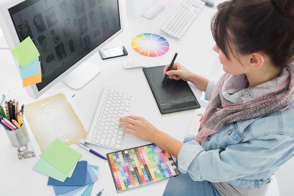 Diseñadora trabajando